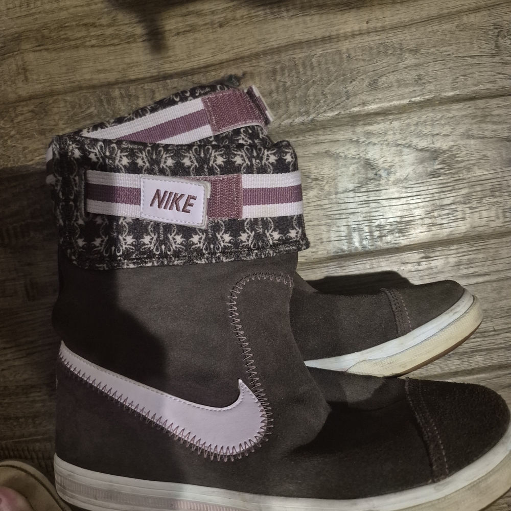 Nike Women's Black and Pink High-Top Sneakers